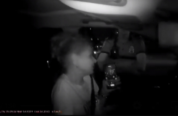 Ինչպես է պարեկն ապօրինաբար բռնություն կիրառում վարորդի նկատմամբ (տեսանյութ)